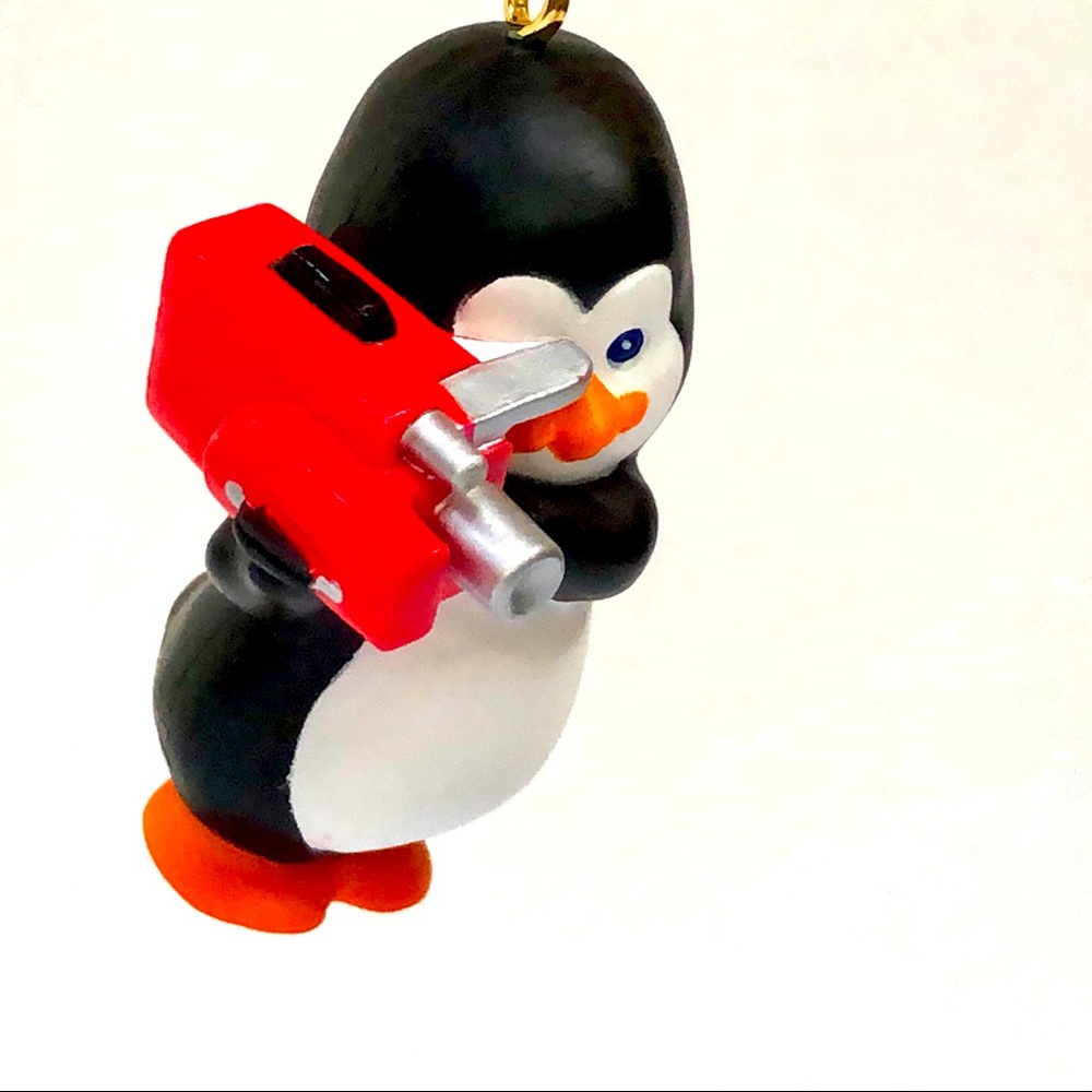 HALLMARK ORNAMENT: VIDEOGRAPHER PENGUIN (no box)